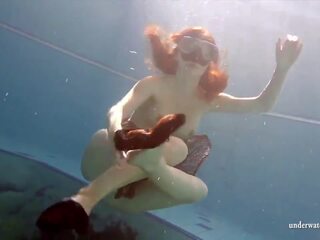 Besar tetek rambut coklat mia di bawah air telanjang