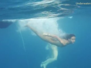 2 magnífico niñas desnudo en la mar nadando