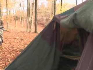 Euro ragazza prende raddoppiare scopata in un tent
