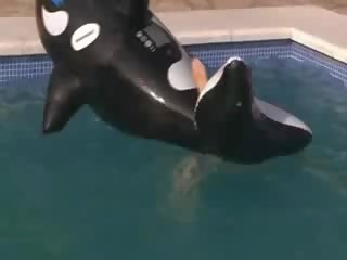 Sexy prinses solo in de zwembad