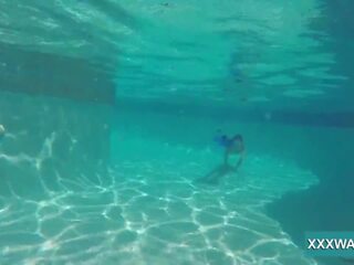 Hebat rambut coklat streetwalker permen swims di bawah air, x rated film 32