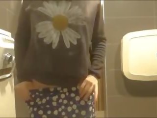 Tineri asiatic lassie masturband-se în mall baie: xxx film ed