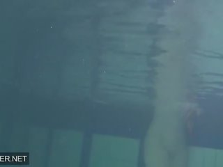 Madhështor i shquar motër anna siskina me i madh cica në the duke notuar pishinë