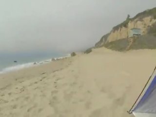 Meisjes weg wild - jong & adembenemend lesbiennes hebben seks op de strand