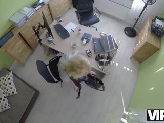 Vip4k. szépség jeune femme donne une tête et écarte les jambes au bureau de prêt