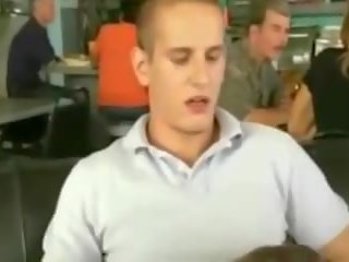 พนักงานเสิร์ฟหญิง interrupts restaurant สาธารณะ ใช้ปากกับอวัยวะเพศ
