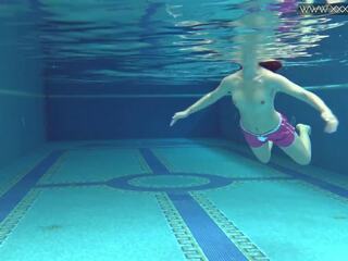 Öffentlich rented schwimmen schwimmbad für sie jungen mit jugendliche dee