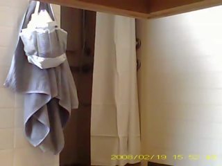 Шпионаж секси 19 година стар момиче къпане в обща спалня баня