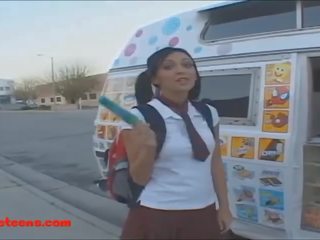 Icecream truck šviesiaplaukis trumpas trumpaplaukis paauglys pakliuvom ir valgo cumcandy