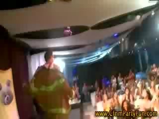 Mujer vestida hombre desnudo real niñas llegar real polla en un real fiesta con real strippers