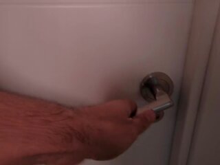 Rude stormed trong các tắm stall chiến công. missdriada