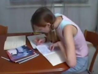 Pas frate helping adolescenta soră cu homework