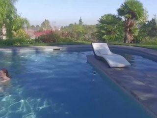 Marvellous youtuber paros stufos natural girl´s piscina lateral vara masturbare