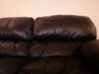 Raudonplaukiai apie a oda sofa apie 4xcams.com