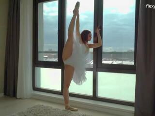 Rusa grande tetitas gimnasta alica bruno diferenciales piernas realmente bien