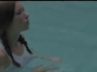 Brooke i den svømming basseng