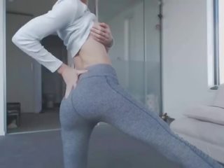 Élite blond ado strip-tease avec parfait seins et agréable cul en yogapants