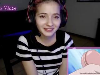 18yo youtuber krijgt hard omhoog toekijken hentai gedurende de stroom en masturbeert - emma fiore