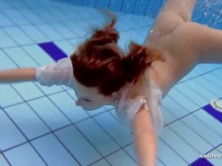 Bajo el agua nadando piscina persona maravillosa zuzanna