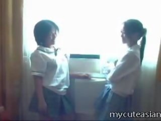To tenåring lesbisk asiatisk jenter knulling rundt