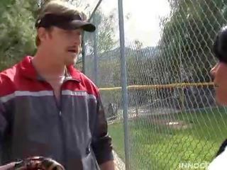Seksi rambut coklat gadis mendapat kacau oleh dia softball pelatih