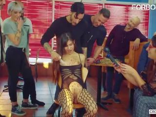 Slutty bruneta dospívající zneužívány na strana v a restaurant špinavý film filmů