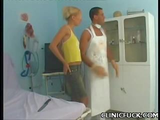Blondinke hottie uživa klinika seks