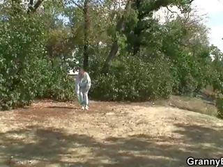 Él heals pechugona abuela con su cachonda polla