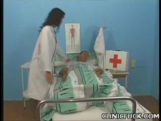 बीमार रोगी आनंद मिलता है ओरल सेवा