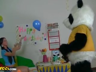 Rjavolaska najstnice srček zajebal s strapon panda