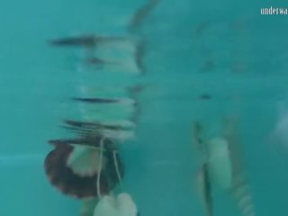 Unggul groovy di bawah air berenang manis rusalka
