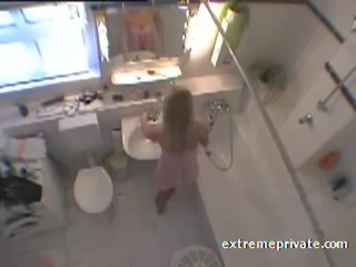 การสอดแนม ของฉัน บลอนด์ niece เจน ใน the ห้องน้ำ