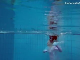 Orang berambut pirang simonna menunjukkan dia tubuh di bawah air