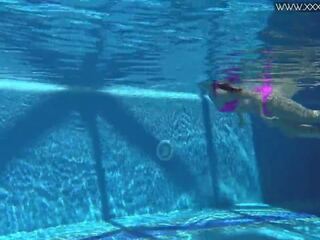 Enticing джессіка lincoln swims голий в в басейн: безкоштовно для дорослих відео 77